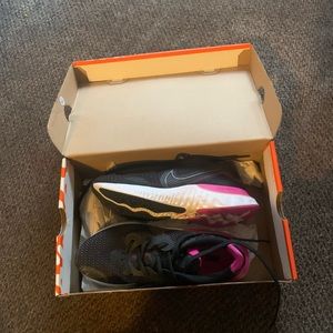 Womens nikes like new